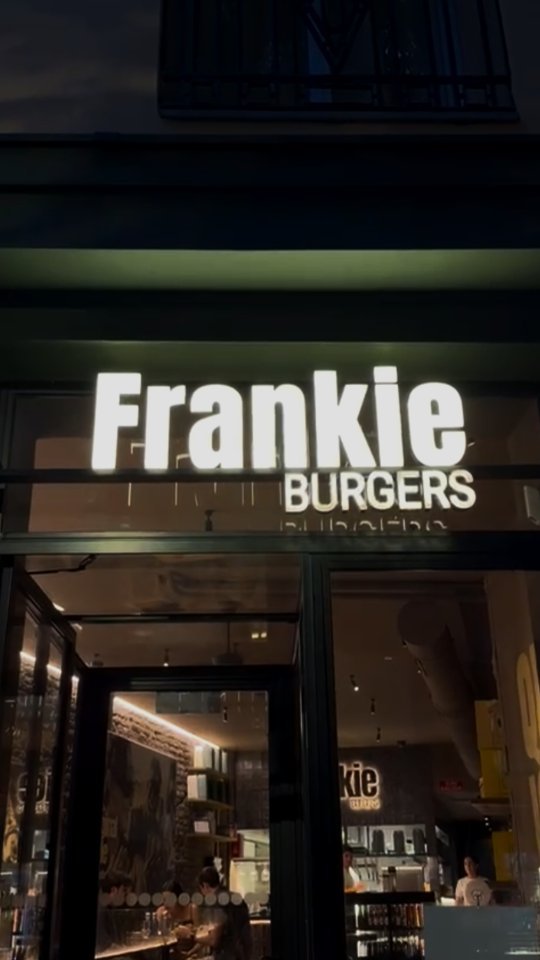 Smash burger y patatas fritas en Frankie Burger, Madrid